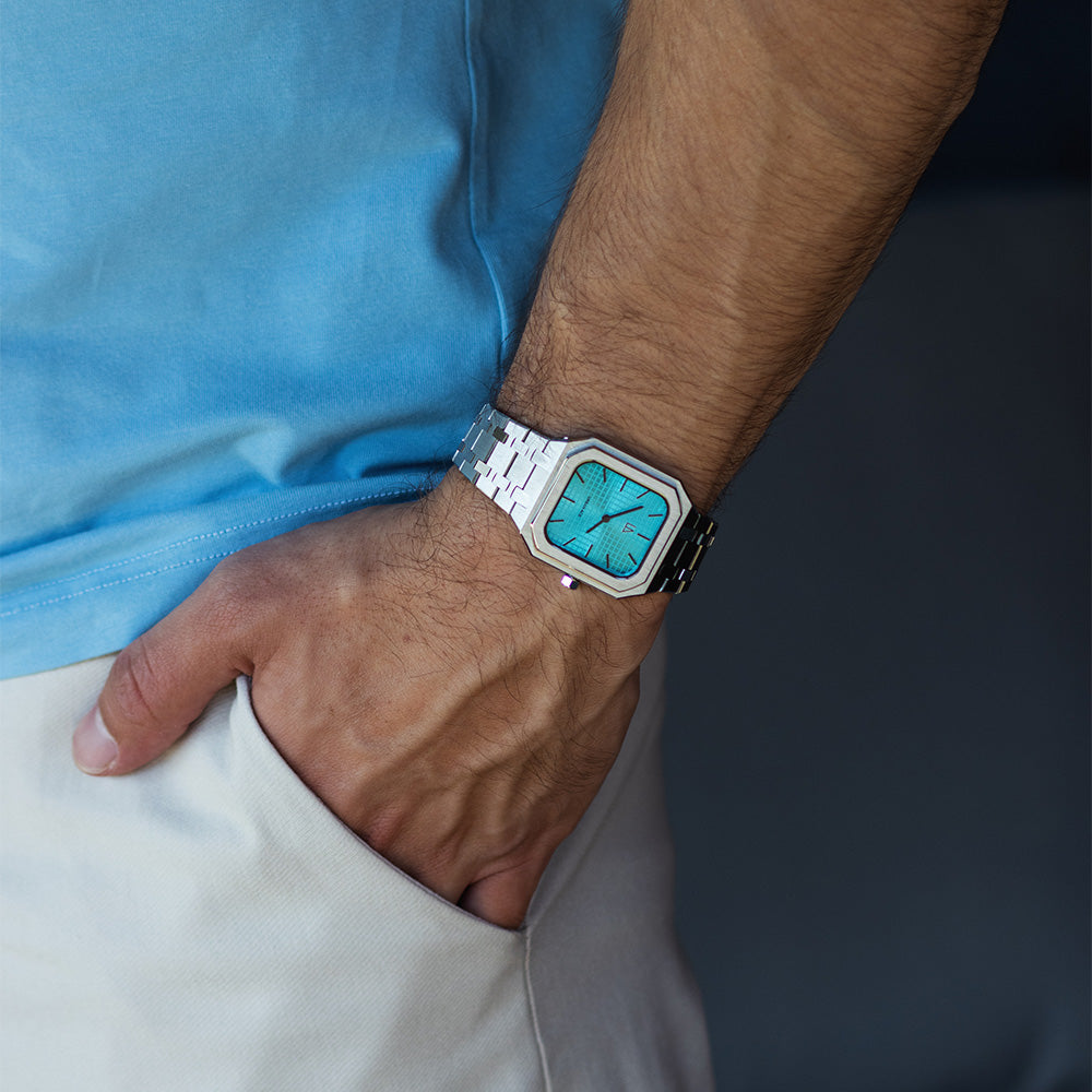 Turquioise horloge vierkant om pols van man