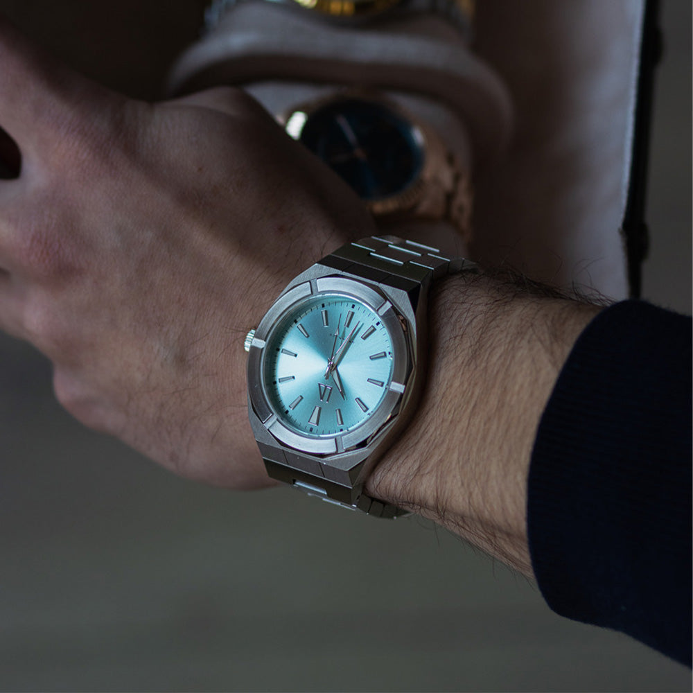 stalen-horloge-ijsblauwe-wijzerplaat